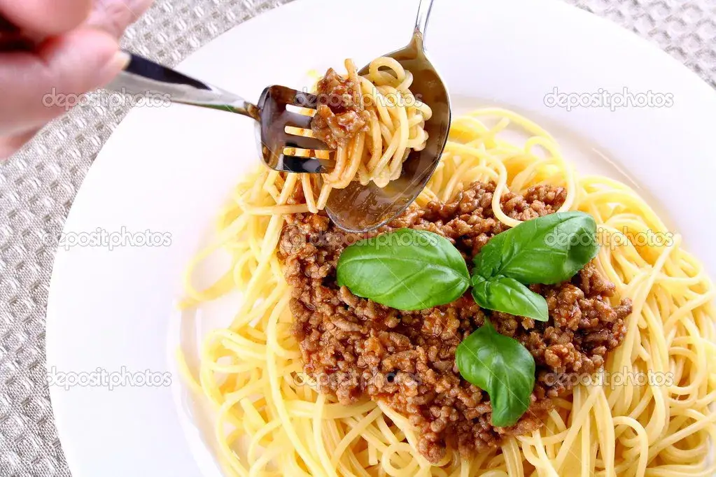 Jak jeść spaghetti łyżką i widelcem, aby uniknąć bałaganu?