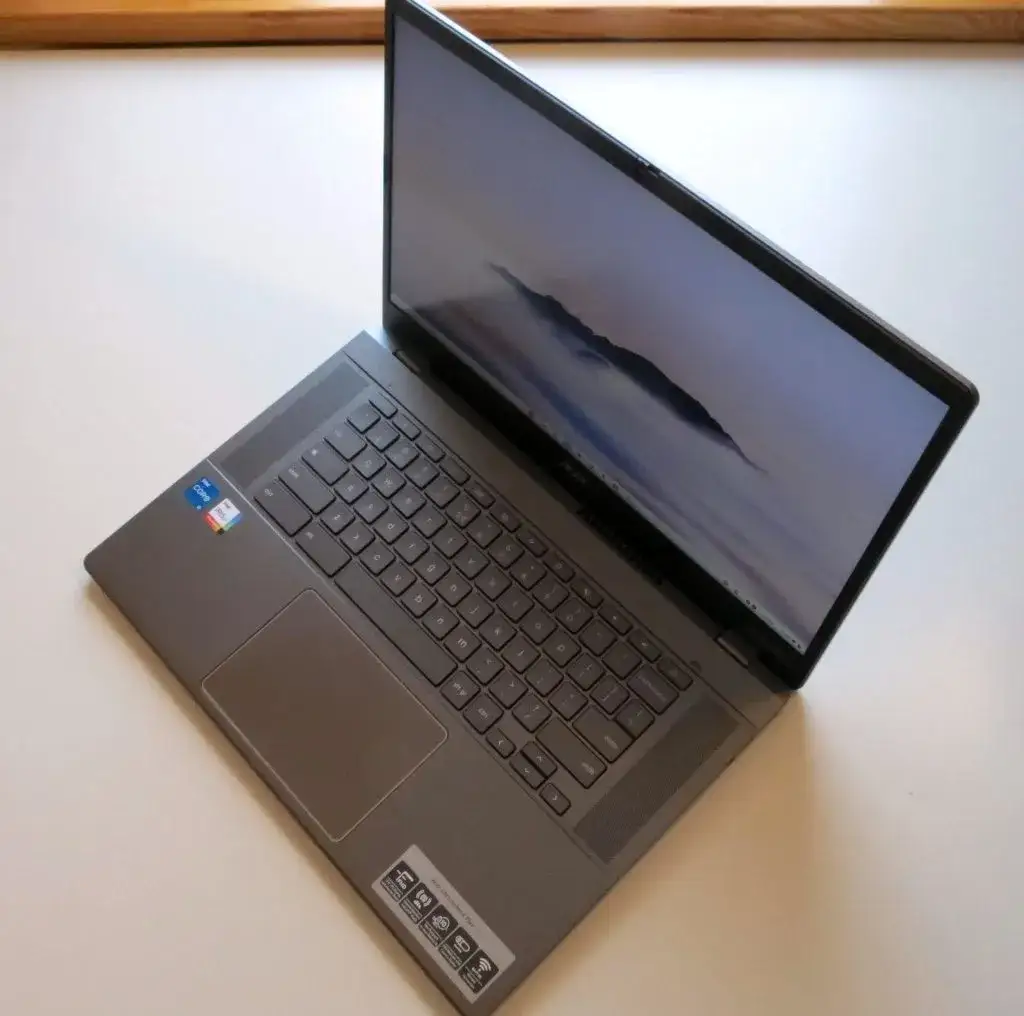 Laptop dla nauczyciela wymagania – co musi spełniać idealny sprzęt?