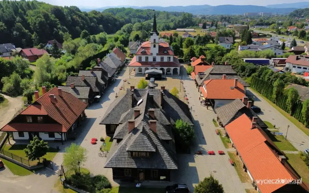 Aktualne godziny otwarcia skansenu w Nowym Sączu, nie przegap wizyty