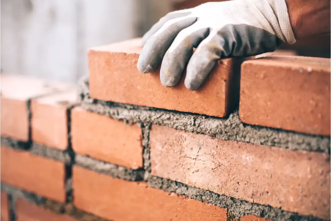 Jak murować z cegły, aby twój projekt zyskał trwałość i styl