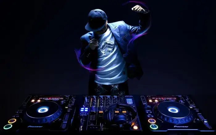 Co to DJ? Kluczowe informacje o roli, historii i sprzęcie muzycznym