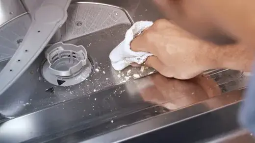 Jak często czyścić zmywarkę, aby uniknąć nieprzyjemnych zapachów?