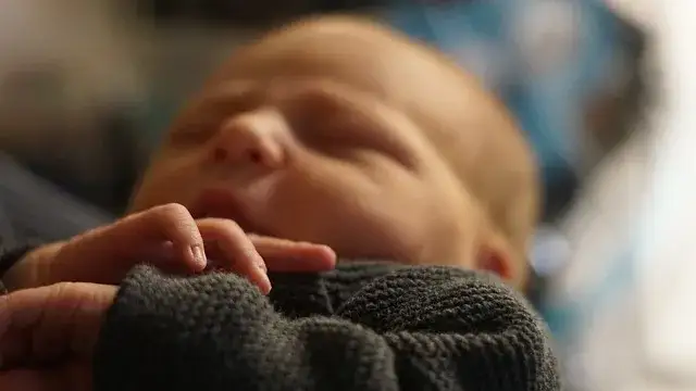 Spokojny sen niemowlęcia: skuteczne metody usypiania karmionych piersią