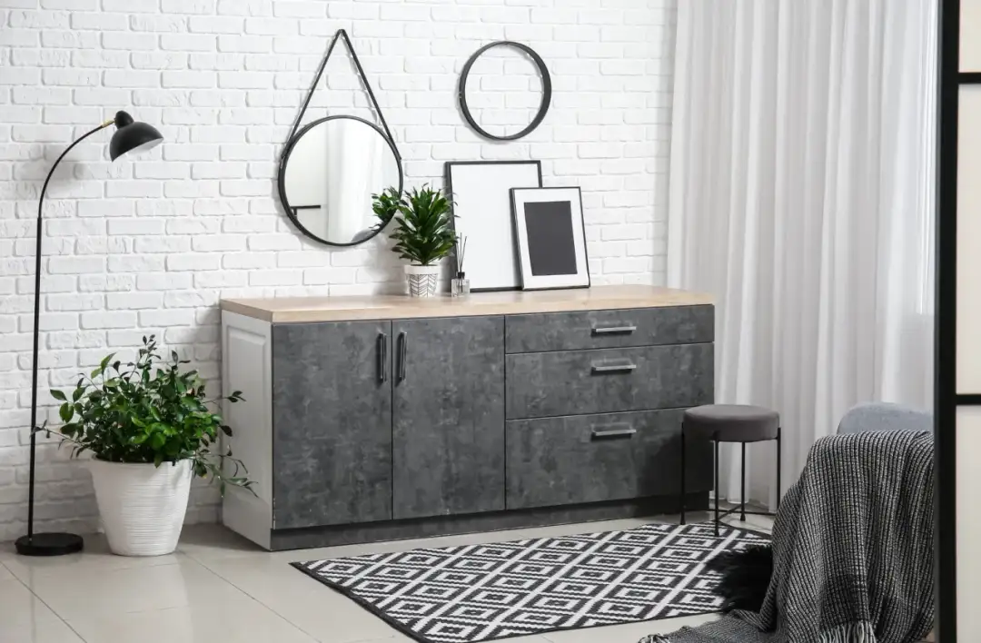 Najlepsze ozdoby na komodę w salonie - 10 inspirujących pomysłów