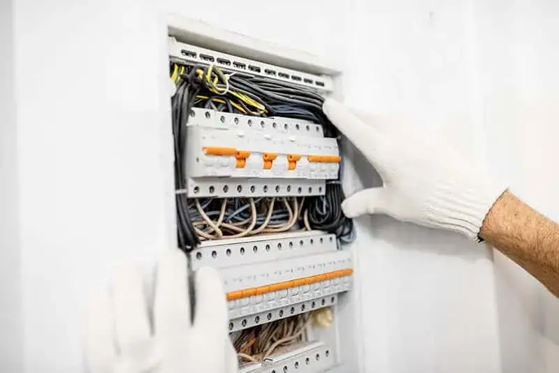 Cena podłączenia skrzynki elektrycznej: Ile kosztuje i od czego zależy