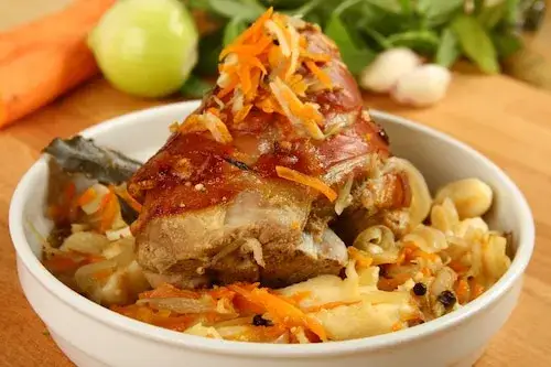 Co zrobić z golonki wieprzowej? Pyszne przepisy, które zaskoczą!