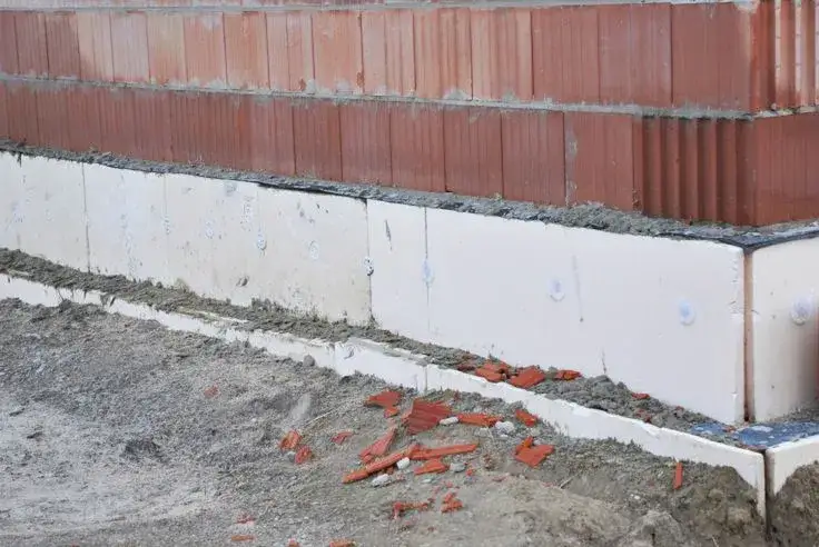 Czy ocieplać fundamenty w starym domu? Oto kluczowe korzyści i porady