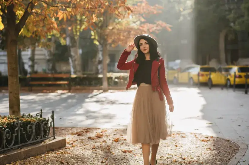 Beżowa spódnica: 50+ stylizacji na każdą okazję i porę roku