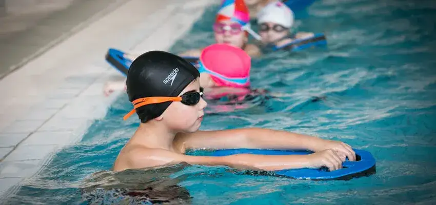 Nauka pływania dla dorosłych: Pokonaj lęk i pływaj pewnie!