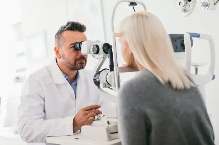 Kto bada wzrok? Poznaj specjalistów i ich rolę w diagnostyce oczu