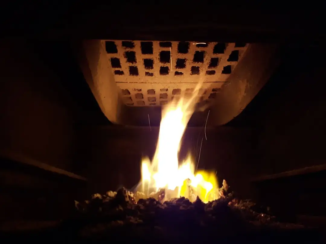 Czy można palić w kominku bez deflektora? Wady, ryzyka i zalety rozwiązania