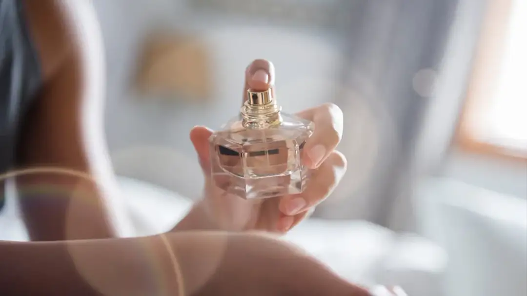 Jak wzmocnić zapach perfum i sprawić, by trwał dłużej?
