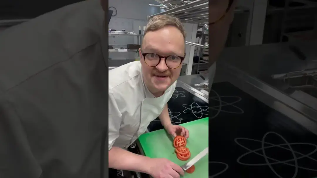 Jak pokroić pomidora do sałatki, aby uniknąć zgniecenia miąższu