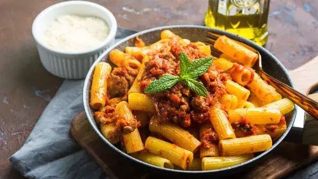 Szybki przepis na makaron penne z sosem pomidorowym i mięsem mielonym