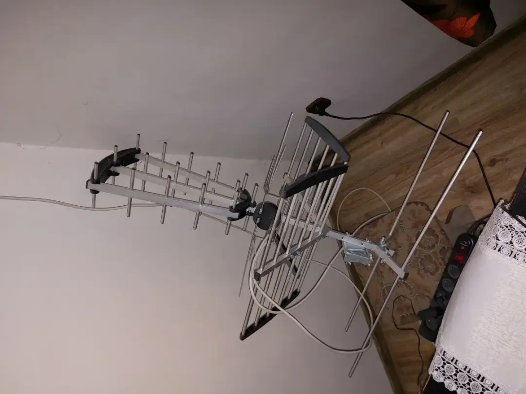 Antena telewizyjna MUX 8 z elementami polaryzacji pionowej.