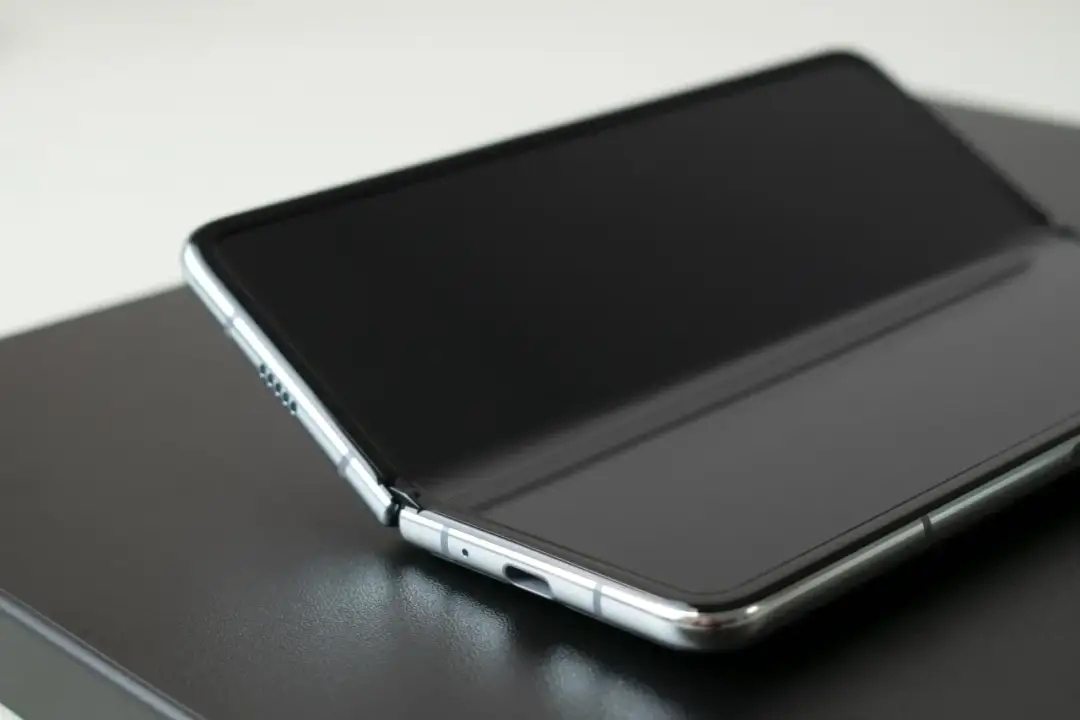 Folia ochronna na ekran: opinie, zalety i wady różnych typów