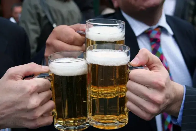 Sprzedaż alkoholu nietrzeźwym: przestępstwo czy wykroczenie w Polsce?