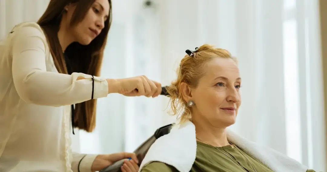 Fryzury które odmładzają po 60 - trendy style, które dodają uroku