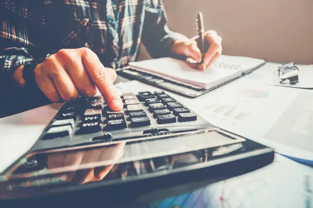 Jak prawidłowo wyksięgować przedawnione należności zgodnie z przepisami prawnymi i zasadami rachunkowości