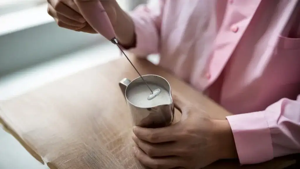 Jak spienić mleko mikserem - proste kroki do idealnej pianki