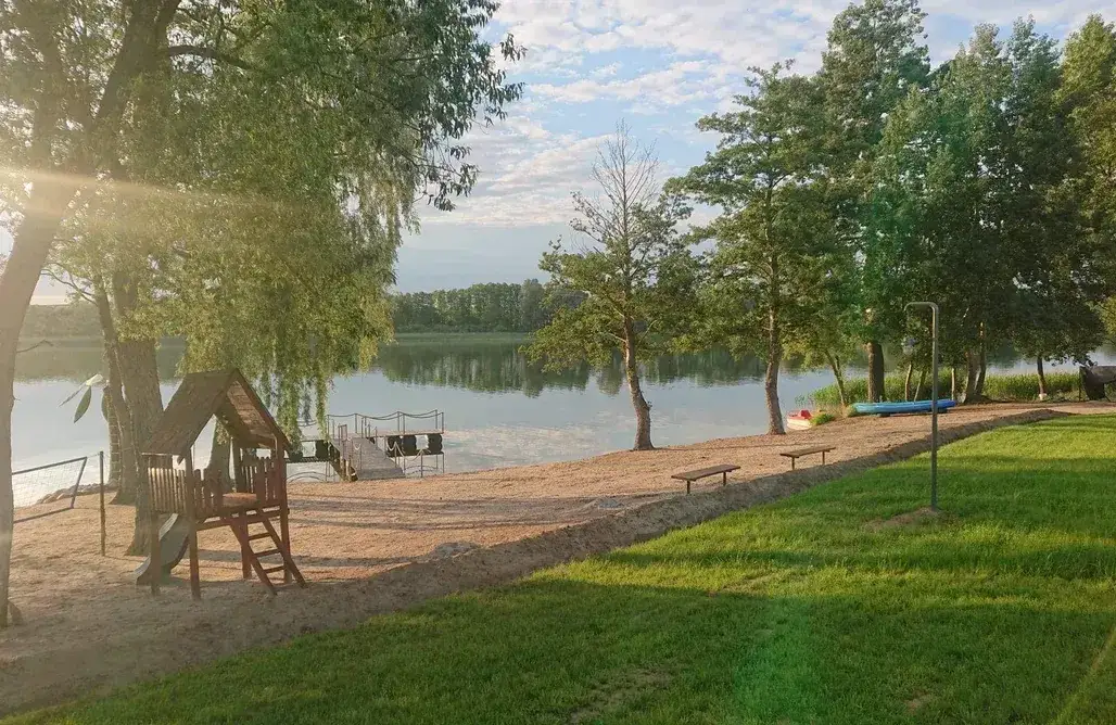 Najlepsze miejsca na camping nad jeziorem Powidzkim i ich zasady