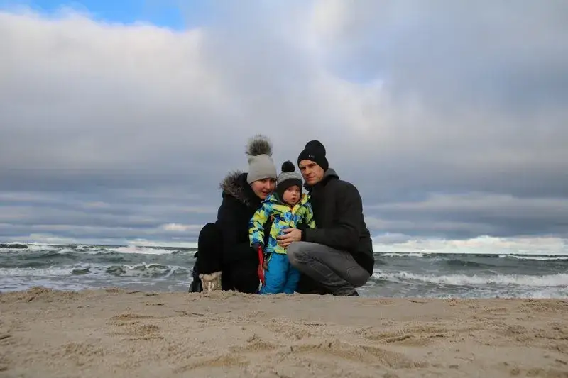 Gdzie zimą nad morze z dzieckiem – najlepsze miejsca na rodzinny wypoczynek