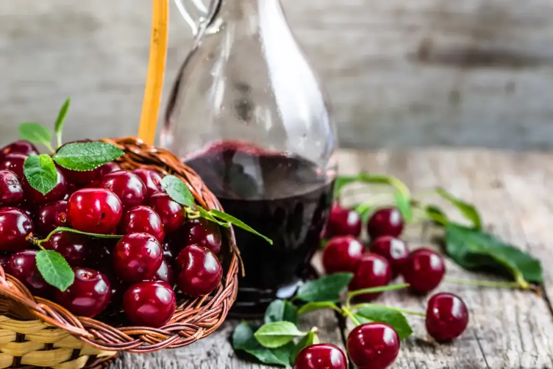 Domowe wino czereśniowe: Prosty przepis krok po kroku