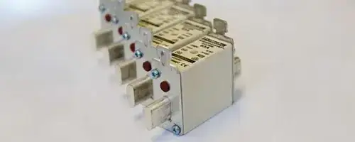 Jaką rolę w domowej instalacji elektrycznej odgrywa bezpiecznik i jak go wybrać