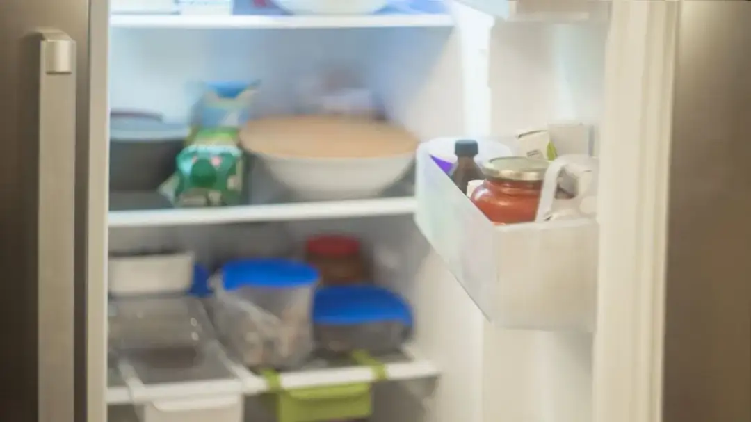 Rozmrażanie lodówki: Szybko, bezpiecznie i bez uszkodzeń
