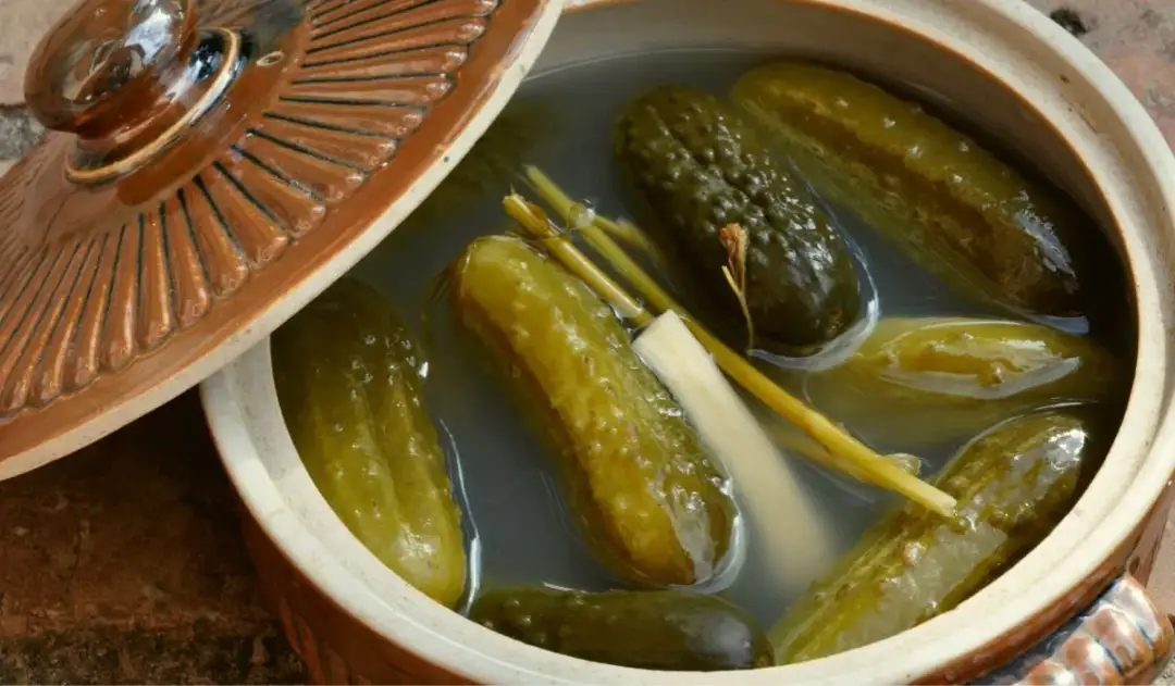 Dlaczego ogórki kiszone miękną i jak temu zapobiec? Sprawdź!