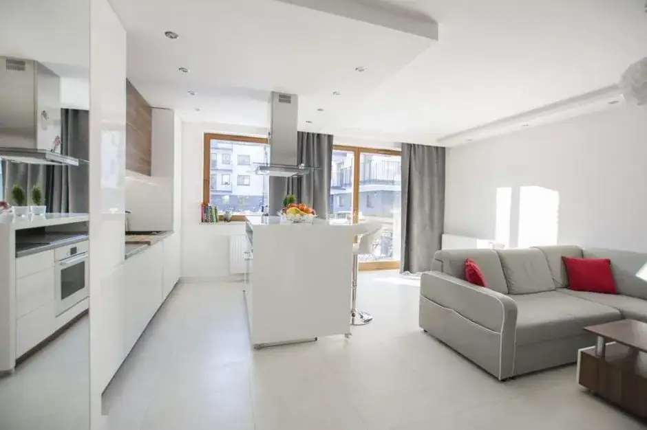 Czy można przenieść kuchnię do salonu? Wymogi, koszty i formalności.