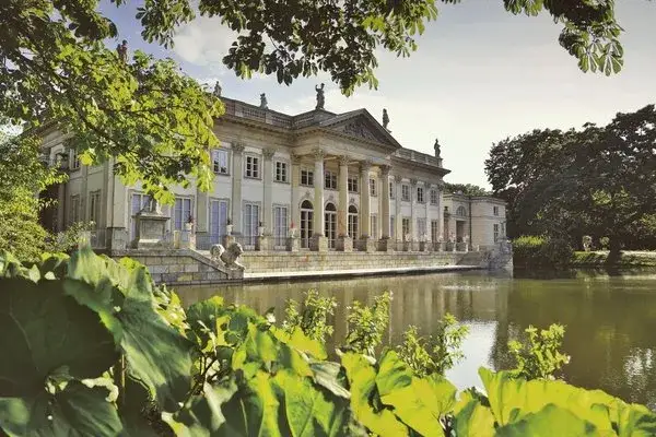 Gdzie zjeść w Łazienkach Królewskich? Najlepsze restauracje i kawiarnie