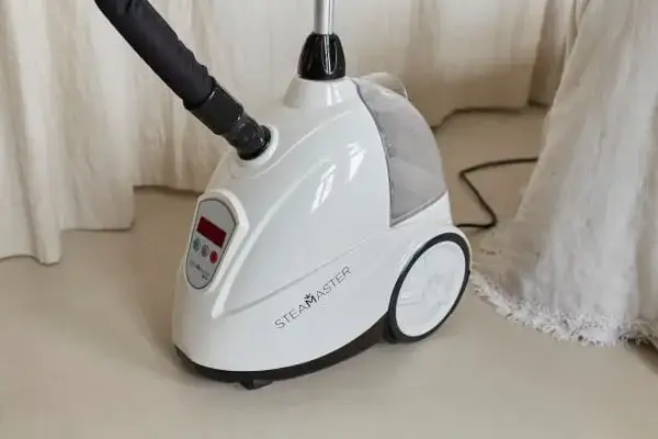 Jak wyprasować spodnie bez żelazka - skuteczne metody na zagniecenia