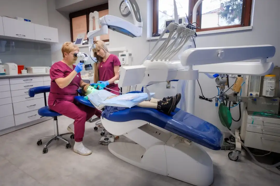 Bezpieczne leczenie zębów dziecka pod narkozą? Wszystko, co musisz wiedzieć