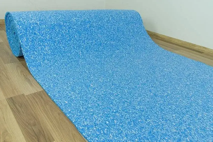 Co pod wykładzinę dywanową? Kluczowe materiały i wskazówki montażowe