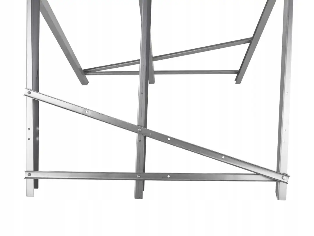 Metalowa kobyłka do cięcia drewna, solidna konstrukcja z profili. Gotowa do pracy przy przygotowaniu drewna na zimę.