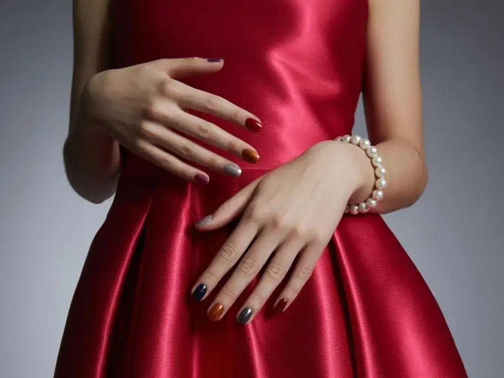 Jaki kolor paznokci do czerwonej sukienki? Poradnik stylistki
