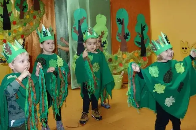 Jak zrobić strój drzewa dla dziecka – kreatywne i proste pomysły