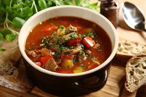 Smakowity bogracz z pieczarkami i ogórkiem to węgierska uczta!