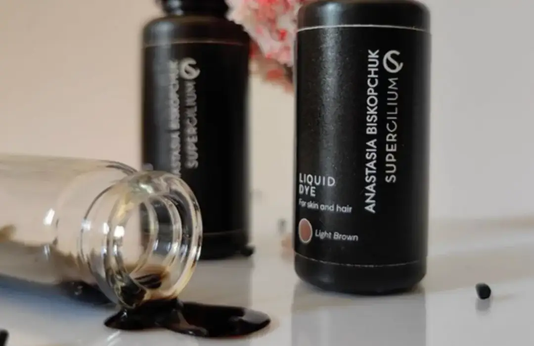 Kiedy najlepsze są płynne farby do brwi? Kiedy warto je wybrać?