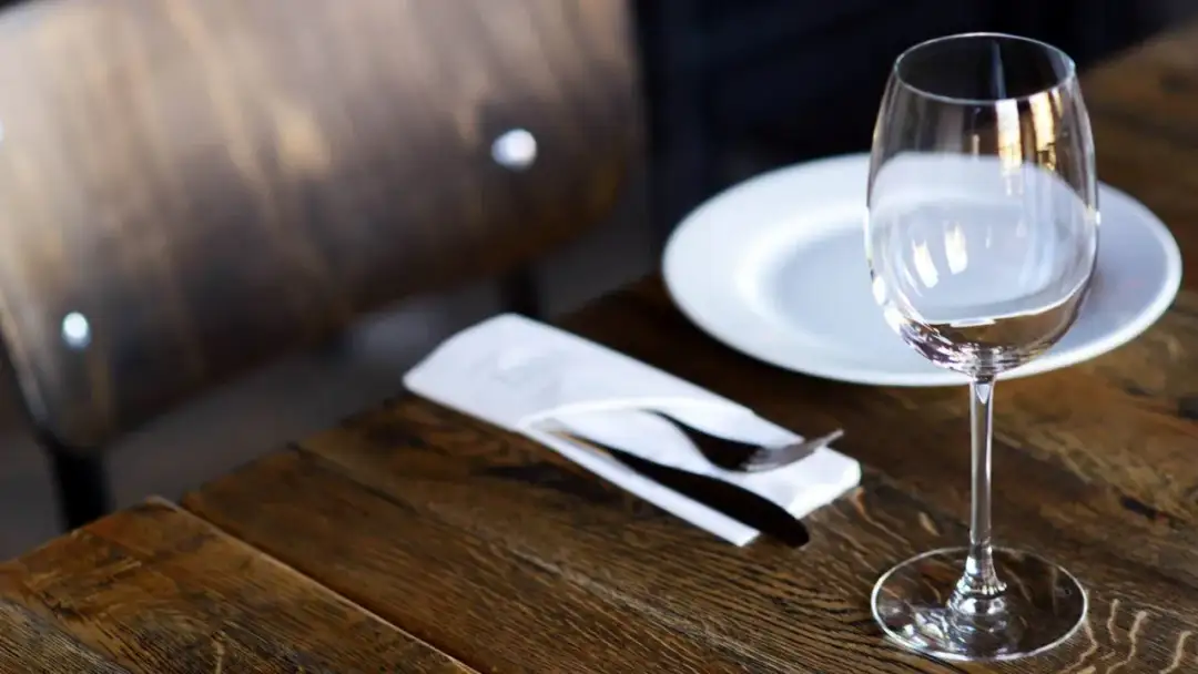 Ile kosztuje lampka wina w restauracji? Ceny, które Cię zaskoczą