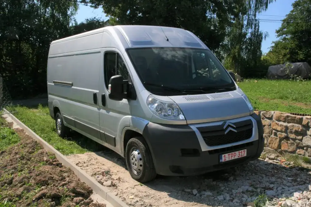 Jaki bus do przerobienia na kampera? Sprawdź najlepsze modele!