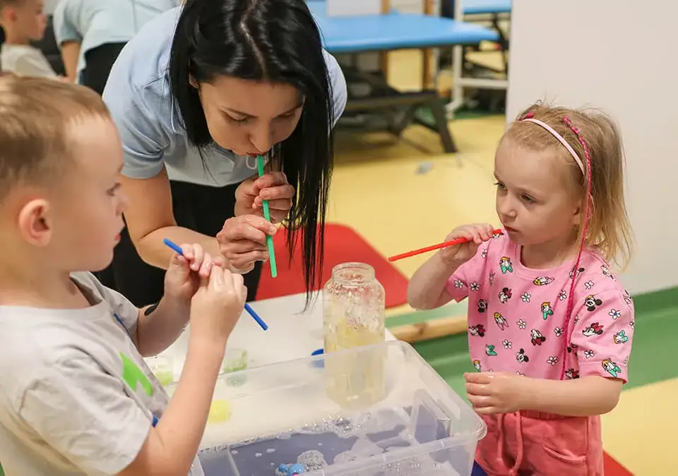 Autyzm Warszawa: Przewodnik po terapiach, wsparciu i finansowaniu