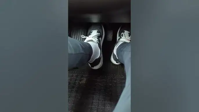 Jak poprawnie trzymać nogę na sprzęgle? Unikaj bolesnych wpadek podczas jazdy