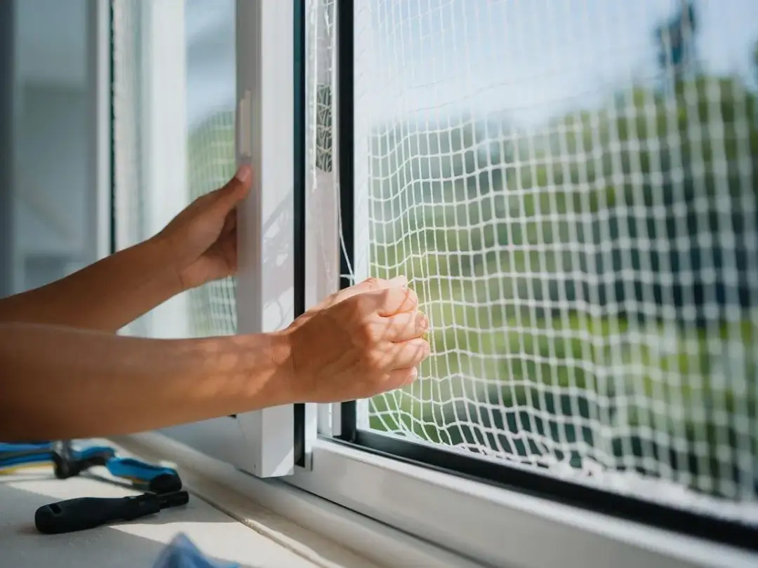 Jak zamontować moskitiere łatwo i bez zbędnych problemów