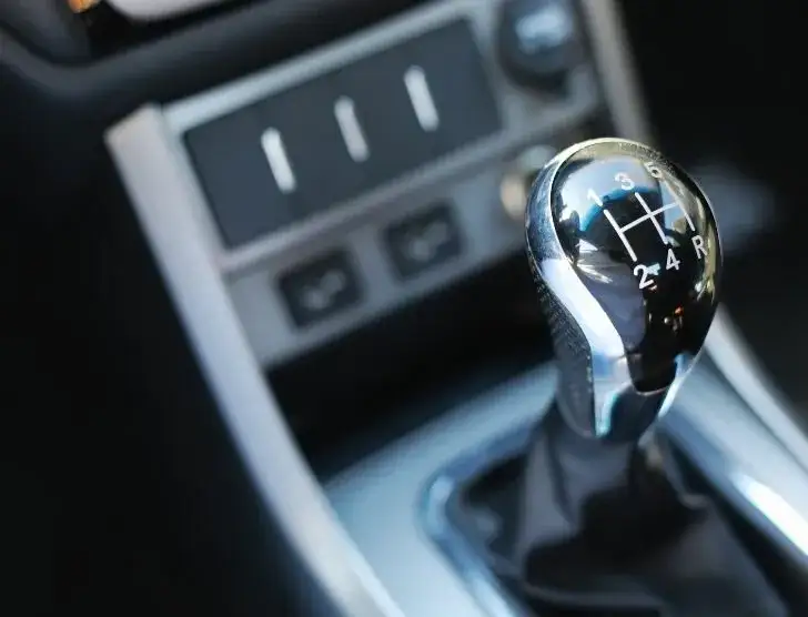 Bezpieczne hamowanie samochodem z manualną skrzynią biegów krok po kroku