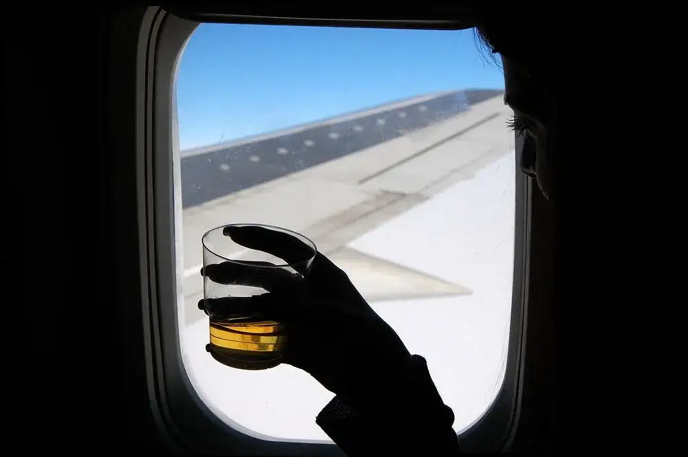 Czy można alkohol do samolotu? Oto zasady i ograniczenia, które musisz znać
