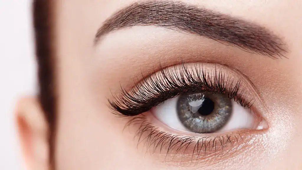 Jak skutecznie zmyć makijaż oczu domowymi sposobami bez podrażnień