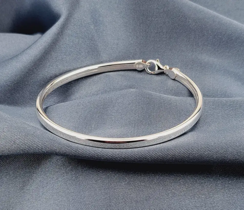 Srebrna bransoletka: Ile kosztuje i jak wybrać bez przepłacania?