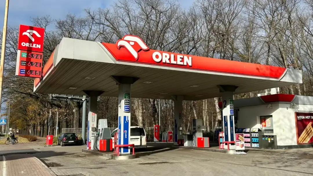 Stacja Orlen z widocznymi cenami paliw. Zastanawiasz się, ile zarabia pracownik Orlenu? Ceny na tablicy to 5.94, 6.24, 6.45.
